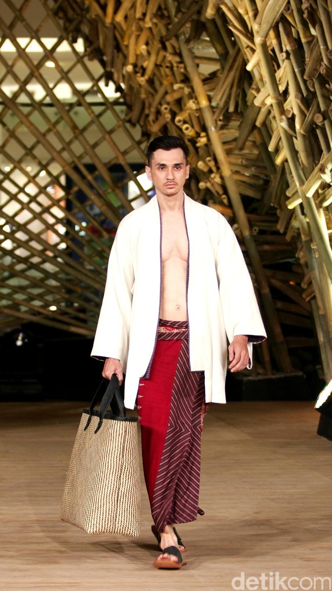 Peragaan Busana Edward Hutabarat yang mengangkat tema  Batik Journey at Atrium Senayan City. Jakarta. [Foto: Mohammad Abduh/Wolipop]