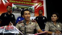 Kapolsek Kebayoran Baru AKBP Ary Purwanto memberikan penjelasan soal penganiayaan tersebut. Menurutnya, penganiayaan yang terjadi pada 17 Agustus 2016 lalu itu mengakibatkan satu orang meninggal dan tiga orangnya lainnya luka-luka.
