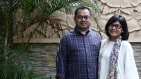 Sudirman Said dan istrinya, Astried Swastika Ayuningtyas, berpose di depan rumahnya.