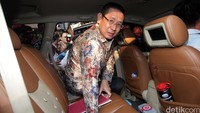 Wihadi Wiyanto langsung menuju mobil pribadinya yanmg sudah menunggu di pinggir jalan Rasuna said depan gedung KPK usai diperiksa penyidik KPK.