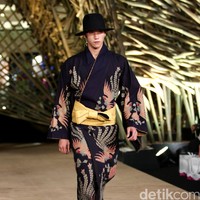 Peragaan Busana Edward Hutabarat yang mengangkat tema  Batik Journey at Atrium Senayan City. Jakarta. [Foto: Mohammad Abduh/Wolipop]