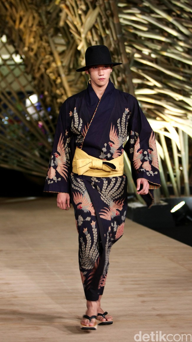 Peragaan Busana Edward Hutabarat yang mengangkat tema  Batik Journey at Atrium Senayan City. Jakarta. [Foto: Mohammad Abduh/Wolipop]
