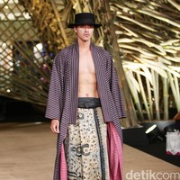 Peragaan Busana Edward Hutabarat yang mengangkat tema  Batik Journey at Atrium Senayan City. Jakarta. [Foto: Mohammad Abduh/Wolipop]
