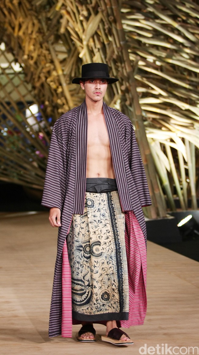 Peragaan Busana Edward Hutabarat yang mengangkat tema  Batik Journey at Atrium Senayan City. Jakarta. [Foto: Mohammad Abduh/Wolipop]