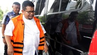 Parluhutan bergegas masuk gedung KPK.