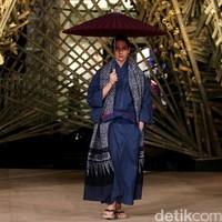 Peragaan Busana Edward Hutabarat yang mengangkat tema  Batik Journey at Atrium Senayan City. Jakarta. [Foto: Mohammad Abduh/Wolipop]