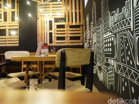 Makan di Dapur Bergaya Rustic Industrial W Kitchen Cafe  