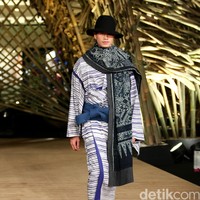 Peragaan Busana Edward Hutabarat yang mengangkat tema  Batik Journey at Atrium Senayan City. Jakarta. [Foto: Mohammad Abduh/Wolipop]