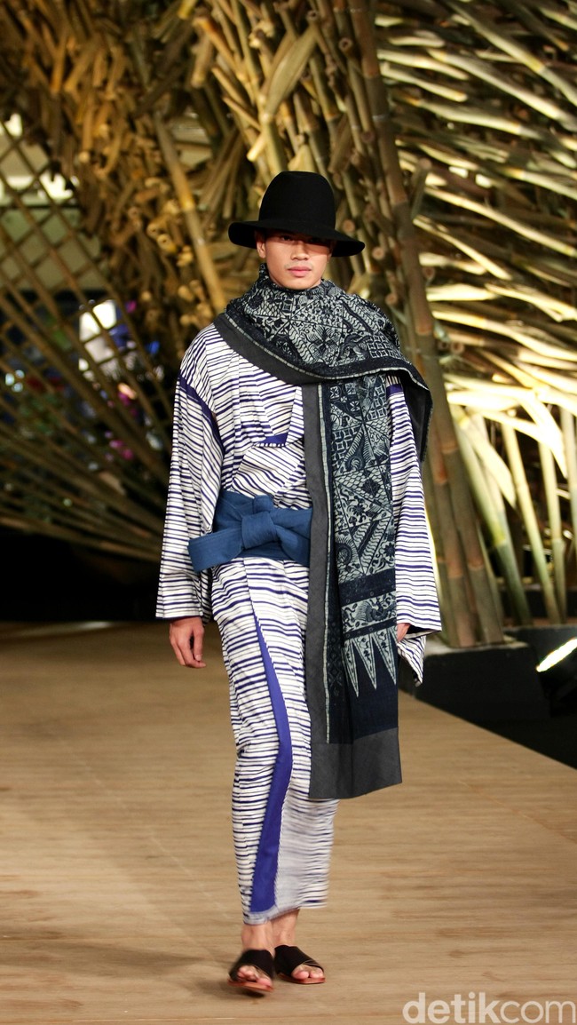 Peragaan Busana Edward Hutabarat yang mengangkat tema  Batik Journey at Atrium Senayan City. Jakarta. [Foto: Mohammad Abduh/Wolipop]