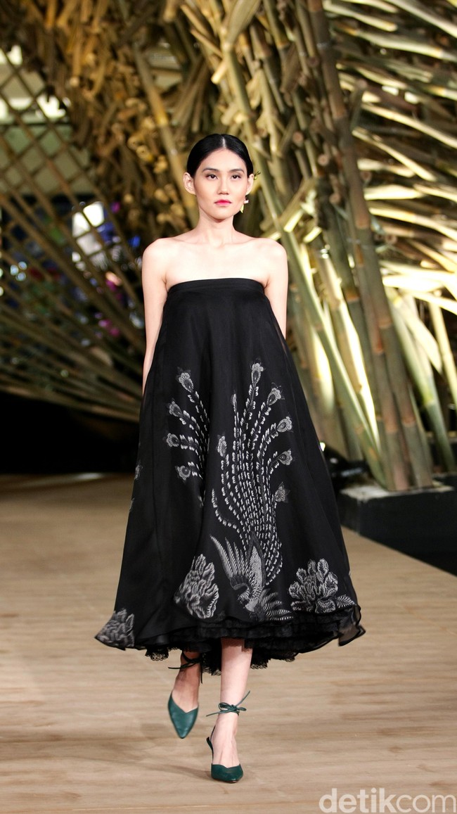 Peragaan Busana Edward Hutabarat yang mengangkat tema  Batik Journey at Atrium Senayan City. Jakarta. [Foto: Mohammad Abduh/Wolipop]