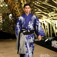 Peragaan Busana Edward Hutabarat yang mengangkat tema  Batik Journey at Atrium Senayan City. Jakarta. [Foto: Mohammad Abduh/Wolipop]