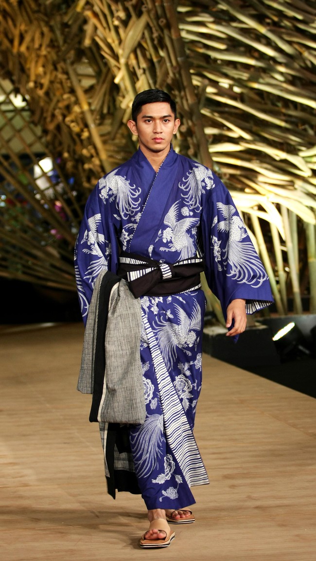 Peragaan Busana Edward Hutabarat yang mengangkat tema  Batik Journey at Atrium Senayan City. Jakarta. [Foto: Mohammad Abduh/Wolipop]