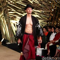 Peragaan Busana Edward Hutabarat yang mengangkat tema  Batik Journey at Atrium Senayan City. Jakarta. [Foto: Mohammad Abduh/Wolipop]