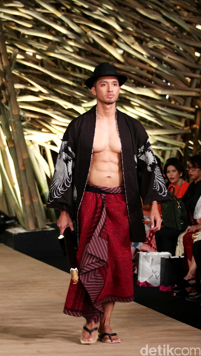 Peragaan Busana Edward Hutabarat yang mengangkat tema  Batik Journey at Atrium Senayan City. Jakarta. [Foto: Mohammad Abduh/Wolipop]