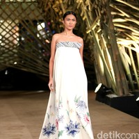 Peragaan Busana Edward Hutabarat yang mengangkat tema  Batik Journey at Atrium Senayan City. Jakarta. [Foto: Mohammad Abduh/Wolipop]
