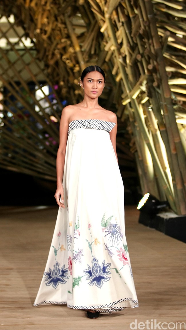 Peragaan Busana Edward Hutabarat yang mengangkat tema  Batik Journey at Atrium Senayan City. Jakarta. [Foto: Mohammad Abduh/Wolipop]
