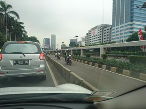 Terlalu! Pemotor ini Lawan Arus Saat Tahu Ada Polisi di Ujung Busway Slipi