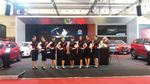 SPG Mazda dengan Busana Elegan dan Minimalis