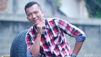 Karya-karya P. Ramlee, aktor Malaysia yang menjadi santapannya sejak kecil.