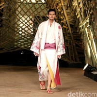 Peragaan Busana Edward Hutabarat yang mengangkat tema  Batik Journey at Atrium Senayan City. Jakarta. [Foto: Mohammad Abduh/Wolipop]