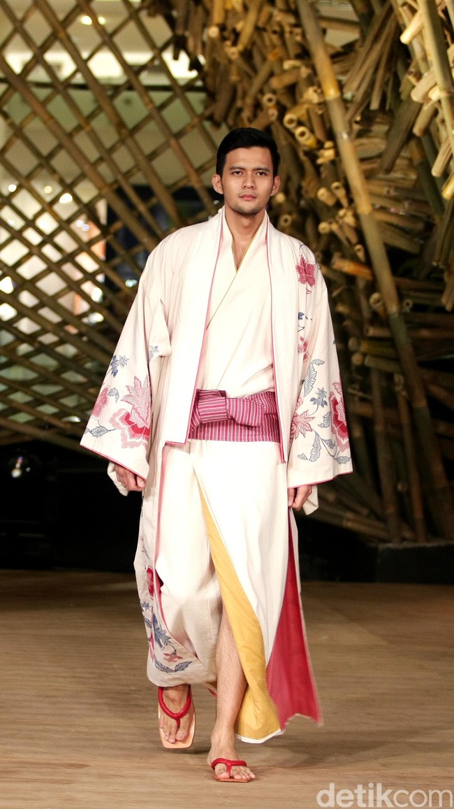 Peragaan Busana Edward Hutabarat yang mengangkat tema  Batik Journey at Atrium Senayan City. Jakarta. [Foto: Mohammad Abduh/Wolipop]