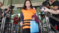 Staf ahli anggota Komisi III DPR fraksi Demokrat I Putu Sudiartana, Noviyanti meninggalkan Gedung KPK usai menjalani pemeriksaan di Jakarta, Kamis (18/8/2016).
