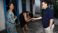 Sudirman menyapa tetangga-tetangganya.
