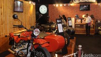 Modifikasi tersebut merupakan buatan Gasoline Motor Co, untuk kedai Alternative Dairy Co. Basis modifikasi ini menggunakan motor perang asal Rusia, Ural. Dalam kondisi standar, Ural punya desain ikonik, dengan tambahan sespan di samping kirinya. Sespan ini biasanya digunakan untuk mengangkut tambahan penumpang. Foto: Dadan Kuswaraharja