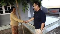 Sudirman menyapa tetangganya.