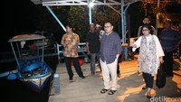 Sudirman Said bersama istrinya tiba di dermaga Ekowisata Mangrove Pandansari. Mereka bersiap untuk berkeliling menggunakan perahu.