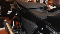 Motor dilaburi warna Titan Black di sekujur bodi hingga engine cover. Foto: Dadan Kuswaraharja