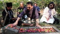 Sudirman ditemani Astried, Sartono, dan Waspuri ziarah ke makam ibunda, Tarnyu di Pemakaman Umum Slatri.