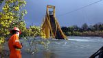 Jembatan Ambruk, Kereta Terjun ke Sungai
