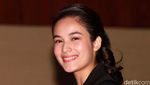 Gaya Chelsea Islan dengan Busana Serba Hitam