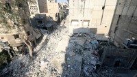 Penampakan kawasan yang mengalami serangan udara di kota Aleppo. Abdalrhman Ismail/Reuters