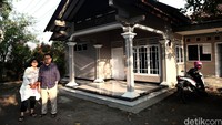 Sudirman dan istrinya, Astried Swastika pulang ke rumah orang tuanya di Desa Slatri, Brebes, Jawa Tengah, Rabu (10/8/2016) lalu. Dulu, di rumah inilah Sudirman dan saudara-saudaranya merasakan getir kehidupan dalam kemiskinan.