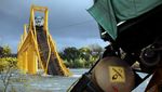 Jembatan Ambruk, Kereta Terjun ke Sungai