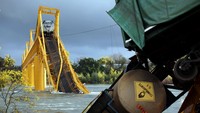 Salah satu tangki yang dibawa kereta tertinggal akibat jembatan runtuh. Cristobal Saavedra/Reuters.