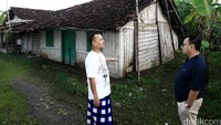 Sudirman dan adiknya, Nuridin, di depan rumah tetangga.