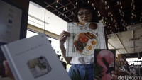 Seorang warga menunjukan salah satu karyanya.