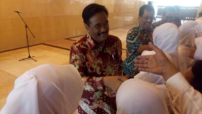 Serahkan SK CPNS kepada 250 Guru Bantu, Ini Pesan Wagub Djarot