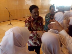 Serahkan SK CPNS kepada 250 Guru Bantu, Ini Pesan Wagub Djarot