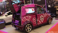 Untuk bagian lampu depan dan belakang mobil ini masih menggunakan lampu asli dari Nissan Cargo. Kita tambah bulu mata Pokemon di lampu depan biar nambah lucu, ujar Head of Modern Market Venom, Mulyadi Sia.