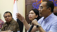 Peneliti Para Syndicate Ari Nurcahyo menyimak pemaparan Guru besar Hukum Internasional FH UI Hikmahanto Juwana.