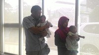 Orang tua Safira dan Saqira, Sulindri dan Amrullah Yuzandi, tampak terharu dan bahagia kedua buah hatinya diperbolehkan pulang. Ditemui saat jumpa pers, keduanya tak kuasa menahan air mata dan terus mengucap syukur. (Foto: Ajeng/detikHealth).