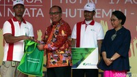Dirut BPJS Ketenagakerjaan, Agus Susanto (kedua kiri) bersama Menlu RI, Retno LP Marsudi (kanan) menyerahkan kartu peserta BPJS Ketenagakerjaan kepada tenaga kerja honorer di lingkungan Kemenlu di Jakarta, Jumat (19/8/2016).