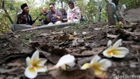 Sudirman ditemani Astried, Sartono, dan Waspuri berdoa di depan makam ibunda.