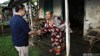 Sudirman menyalami seorang nenek yang tinggal di sekitar rumahnya.