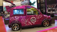Pengerjaan mobil Pokemon ini dilakukan di Workshop Some Sound, dengan biaya sekitar Rp 200 juta. Usut punya usut, mobil Pokemon itu aslinya adalah sebuah mobil Nissan Cargo. Sebuah kendaraan dengan bodi mobil yang unik. Mobil dicat dengan campuran ungu dan motif bunga.
