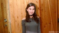 Sedangkan Syahnaz memilih rok bermotif dan heels hitam. Pool/Gus Mun/detikFoto.